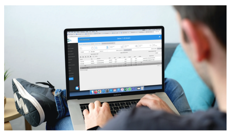 Mann nutzt die Staff Times Software zur mobilen Zeiterfassung auf seinem Laptop